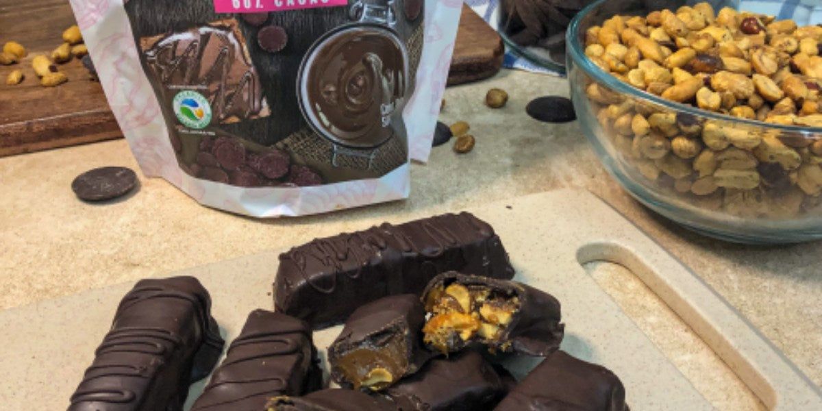 Barritas de caramelo, cacahuate y chocolate
